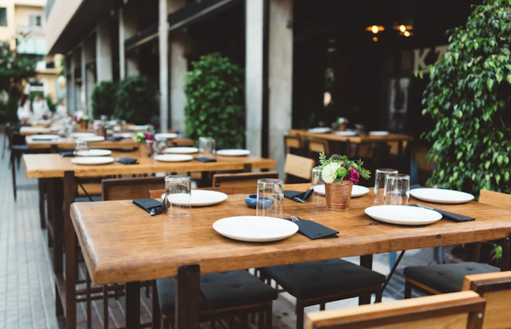 An Essential Guide to Outdoor Dining Service